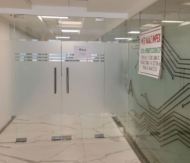 High-quality toughened glass partition for commercial office spaces