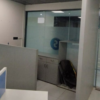 Frameless glass partition for modern office interiors