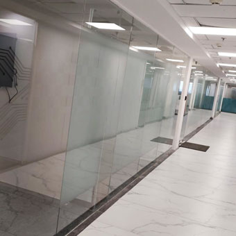 Glass railing for stairs and balconies