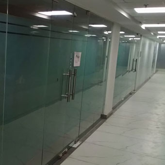 Reflective glass window installation for buildings